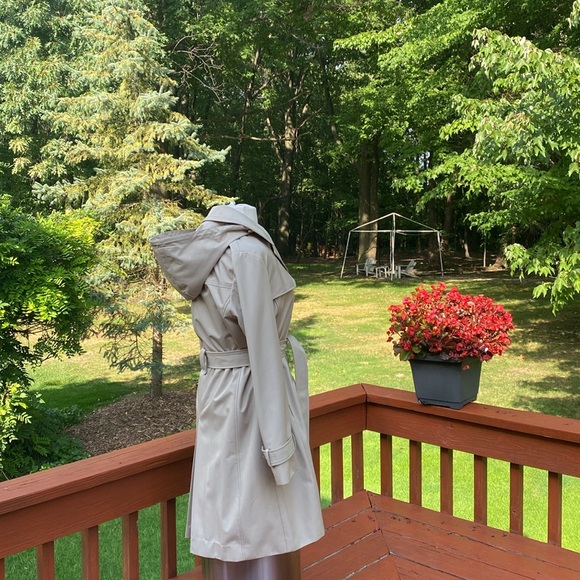 Ellen Tracy light trench coat w/ detachable hood, Excellent Condition, - Picture 4 of 16